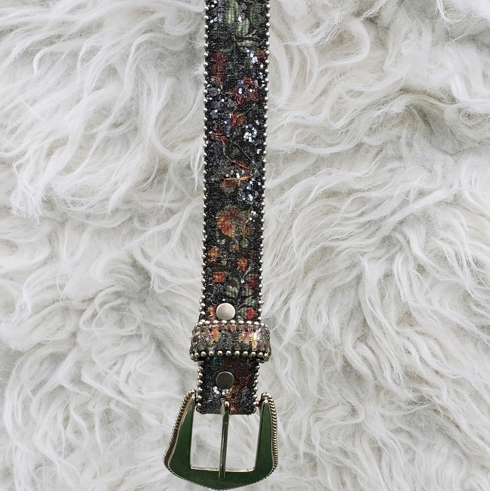 Awesone vintage belt. Beautiful details. Buckle.